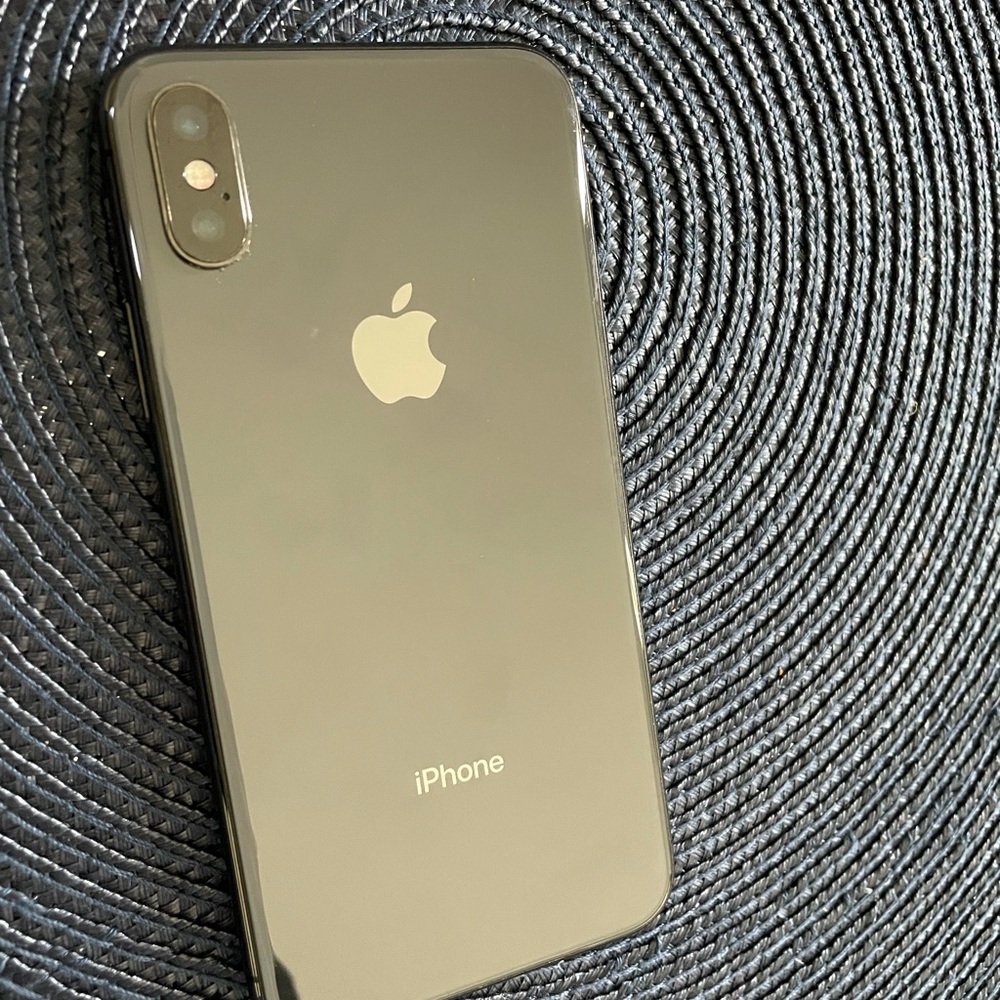 iPhone X 256g unlocked phone can use any carrier. Price is firm